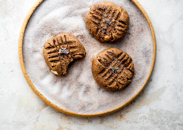 vegan no-bake peanut butter snickerdoodle cookies